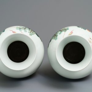 Une paire de vases en porcelaine de Chine famille rose, marque de Qianlong, 20ème — photo 6