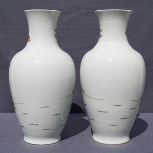 Une paire de vases en porcelaine de Chine famille rose, marque de Qianlong, 20ème — photo 8