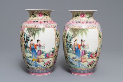Une paire de vases en porcelaine de Chine famille rose, marque de Qianlong, République, 20ème