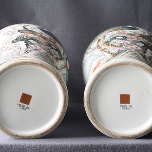 Une paire de vases en porcelaine de Chine famille rose, marque de Qianlong, République, 20ème — photo 12