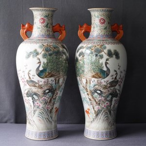 Une paire de vases en porcelaine de Chine famille rose, marque de Qianlong, République, 20ème — photo 7