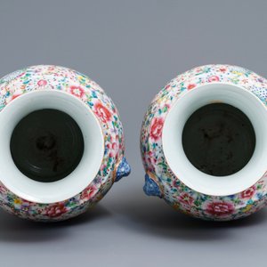 Une paire de vases en porcelaine de Chine famille rose, marque de Qianlong, République — photo 5