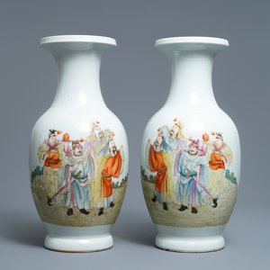 Une paire de vases en porcelaine de Chine famille rose, marque de Qianlong, République — photo 1