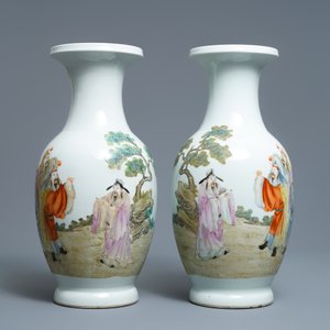 Une paire de vases en porcelaine de Chine famille rose, marque de Qianlong, République — photo 2