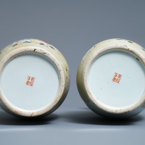 Une paire de vases en porcelaine de Chine famille rose, marque de Qianlong, République — photo 6