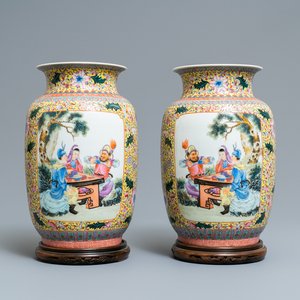 Une paire de vases en porcelaine de Chine famille rose, marque de Qianlong, République — photo 1