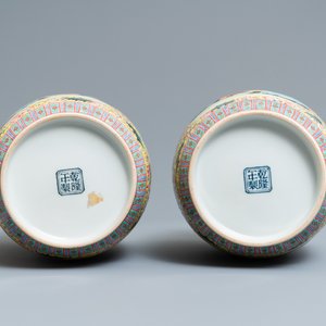Une paire de vases en porcelaine de Chine famille rose, marque de Qianlong, République — photo 7