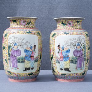 Une paire de vases en porcelaine de Chine famille rose, marque de Qianlong, République — photo 9