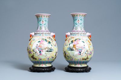 Une paire de vases en porcelaine de Chine famille rose, marque de Qianlong, République
