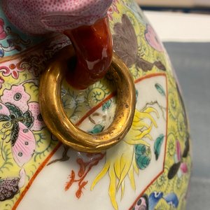 Une paire de vases en porcelaine de Chine famille rose, marque de Qianlong, République — photo 11