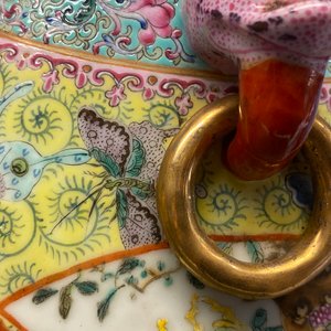 Une paire de vases en porcelaine de Chine famille rose, marque de Qianlong, République — photo 10