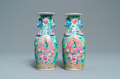 Une paire de vases en porcelaine de Chine famille rose pour le marché Straits ou Peranakan, 19ème