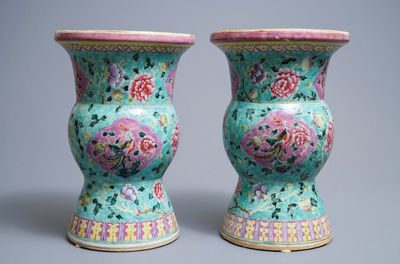 Une paire de vases en porcelaine de Chine famille rose pour le marché Straits ou Peranakan, 19ème