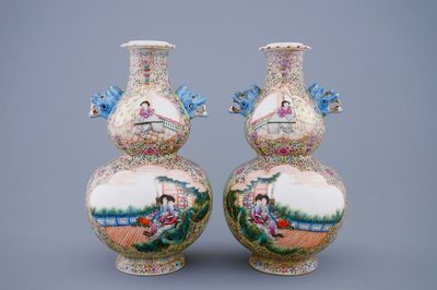 Une paire de vases en porcelaine de Chine famille rose, République, 20ème