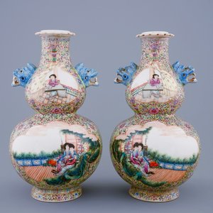 Une paire de vases en porcelaine de Chine famille rose, République, 20ème — photo 1
