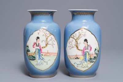 Une paire de vases en porcelaine de Chine famille rose sur fond bleu de lavande, marque de Qianlong, République, 20ème