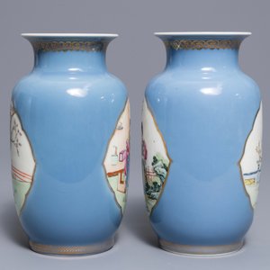 Une paire de vases en porcelaine de Chine famille rose sur fond bleu de lavande, marque de Qianlong, République, 20ème — photo 2