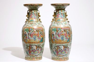 Une paire de vases en porcelaine de Chine famille rose sur fond céladon, Canton, 19ème