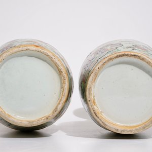 Une paire de vases en porcelaine de Chine famille rose sur fond céladon, Canton, 19ème — photo 5
