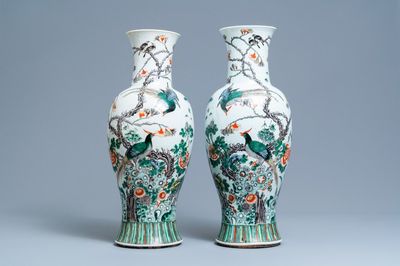 Une paire de vases en porcelaine de Chine famille verte, 19ème