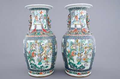Une paire de vases en porcelaine de Chine famille verte, 19ème