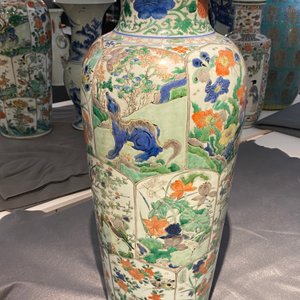 Une paire de vases en porcelaine de Chine famille verte à décor d'animaux mythiques, Kangxi — photo 14