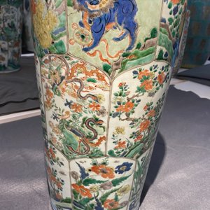 Une paire de vases en porcelaine de Chine famille verte à décor d'animaux mythiques, Kangxi — photo 28