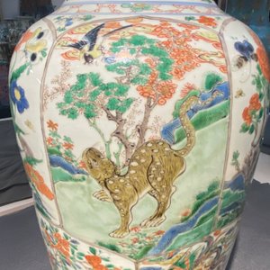 Une paire de vases en porcelaine de Chine famille verte à décor d'animaux mythiques, Kangxi — photo 36