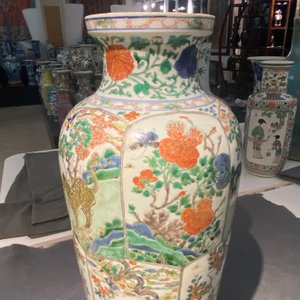Une paire de vases en porcelaine de Chine famille verte à décor d'animaux mythiques, Kangxi — photo 38