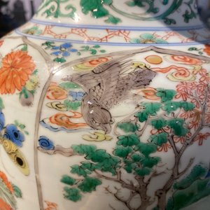Une paire de vases en porcelaine de Chine famille verte à décor d'animaux mythiques, Kangxi — photo 58