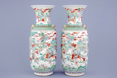 Une paire de vases en porcelaine de Chine famille verte à décor de guerriers, 19ème