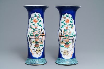 Une paire de vases en porcelaine de Chine famille verte à fond bleu poudré, marque de Kangxi, 19ème