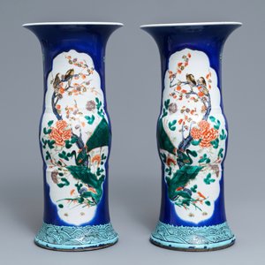 Une paire de vases en porcelaine de Chine famille verte à fond bleu poudré, marque de Kangxi, 19ème — photo 3