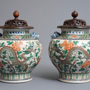 Une paire de vases en porcelaine de Chine famille verte aux dragons, 19/20ème — photo 3