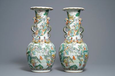 Une paire de vases en porcelaine de Chine famille verte de Canton, 19ème