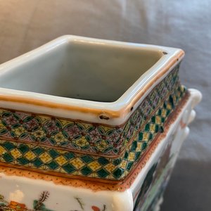 Une paire de vases en porcelaine de Chine famille verte en forme de losange, 19ème — photo 24