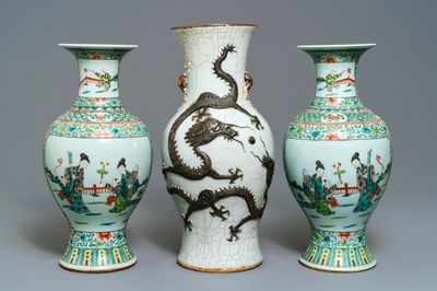 Une paire de vases en porcelaine de Chine famille verte et un vase dit 'de Nankin', 19ème