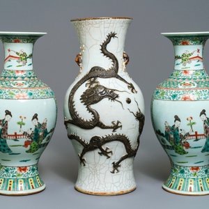 Une paire de vases en porcelaine de Chine famille verte et un vase dit 'de Nankin', 19ème — photo 1