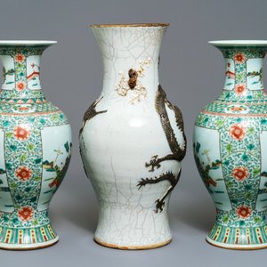 Une paire de vases en porcelaine de Chine famille verte et un vase dit 'de Nankin', 19ème — photo 2