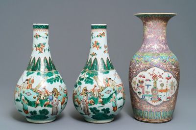 Une paire de vases en porcelaine de Chine famille verte et un vase en famille rose, 19ème