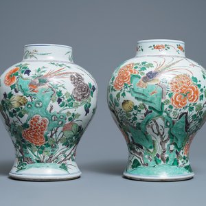 Une paire de vases en porcelaine de Chine famille verte, Kangxi — photo 1