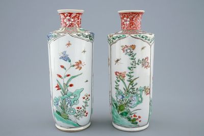 Une paire de vases en porcelaine de Chine famille verte, Kangxi
