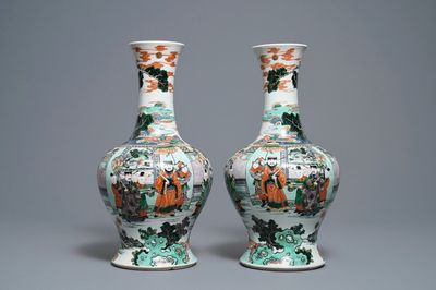 Une paire de vases en porcelaine de Chine famille verte, marque de Kangxi, 19ème