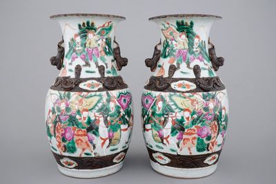 Une paire de vases en porcelaine de Chine, famille verte sur craquelé, Nanking, 19ème