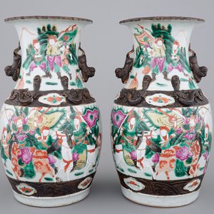 Une paire de vases en porcelaine de Chine, famille verte sur craquelé, Nanking, 19ème — photo 1