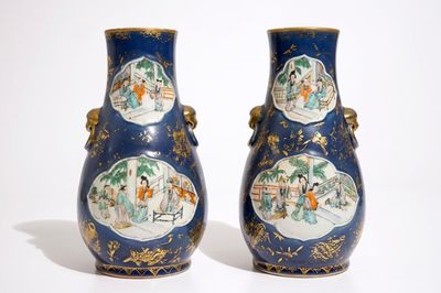 Une paire de vases en porcelaine de Chine famille verte sur fond bleu poudré et doré, 19ème