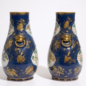 Une paire de vases en porcelaine de Chine famille verte sur fond bleu poudré et doré, 19ème — photo 2