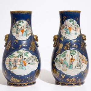 Une paire de vases en porcelaine de Chine famille verte sur fond bleu poudré et doré, 19ème — photo 3
