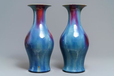 Une paire de vases en porcelaine de Chine flambé, 19ème