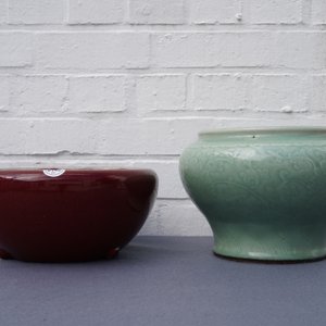 Une paire de vases en porcelaine de Chine flambé, une jardinière céladon et un brûle-parfum sang de boeuf, 19/20ème — photo 16